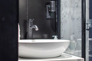Douche, sèche-cheveux, serviettes fournies