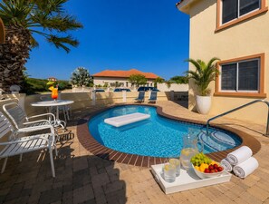 Outdoor pool - Divine 2 bedr Apt with Pool & Balcony -Hotel area (Noord)