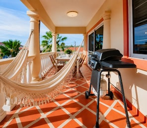 Outdoor dining - Divine 2 bedr Apt with Pool & Balcony -Hotel area (Noord)