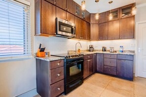 Fridge, microwave, oven, stovetop - Divine 2 bedr Apt with Pool & Balcony -Hotel area (Noord)