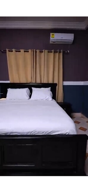 Iron/ironing board, Internet - Lovely 3-bedrooms apartment with AC in vibrant Accra (Accra)