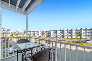 Outdoor dining - Perfect Gulf Shores Getaway with Pools, Hot Tubs and Beach Access (Gulf Shores)