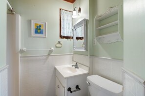 Bathroom - Cabin #3 - Half Moon Resort (Emily)