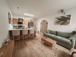 TV - Private Boho Tiny Home | Lakes, Wineries, Ski, Hike (Kelowna)