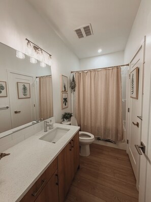 Hair dryer, towels, soap, toilet paper - Private Boho Tiny Home | Lakes, Wineries, Ski, Hike (Kelowna)