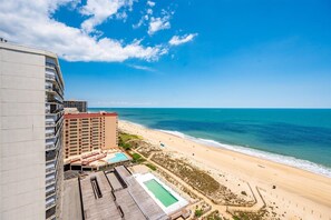 On the beach - 2 Bedroom Condo W/ View of Bay & Ocean (Ocean City)