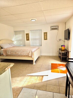 Iron/ironing board, WiFi, bed sheets - ENTIRE 1Bd/1Ba Apartment nr Beaches & Shops (St. Petersburg)