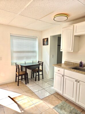 Dining - ENTIRE 1Bd/1Ba Apartment nr Beaches & Shops (St. Petersburg)