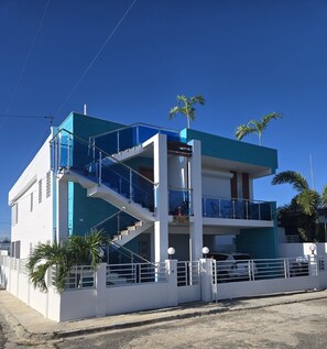 Exterior - 3BR Ground Floor Villa with Spectacular Ocean View Rooftop Patio in La Romana (Villa Hermosa)