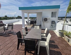 Outdoor dining - 3BR Ground Floor Villa with Spectacular Ocean View Rooftop Patio in La Romana (Villa Hermosa)