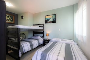 A room with bunk beds, a bedside table with a lamp, and two framed pictures on the wall. - The best house in cuautla morelos for families and groups of all sizes, (Cuautla)