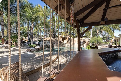 The Tiki Palm Oasis Pool, Waterfall & Slide, Gorgeous 4bedroom house in Menifee