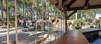 The Tiki Palms Oasis Pool, Waterfall & Slide, Gorgeous 4bedroom house in Menifee