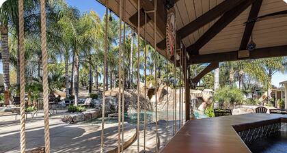 The Tiki Palm Oasis Pool, Waterfall & Slide, Gorgeous 4bedroom house in Menifee