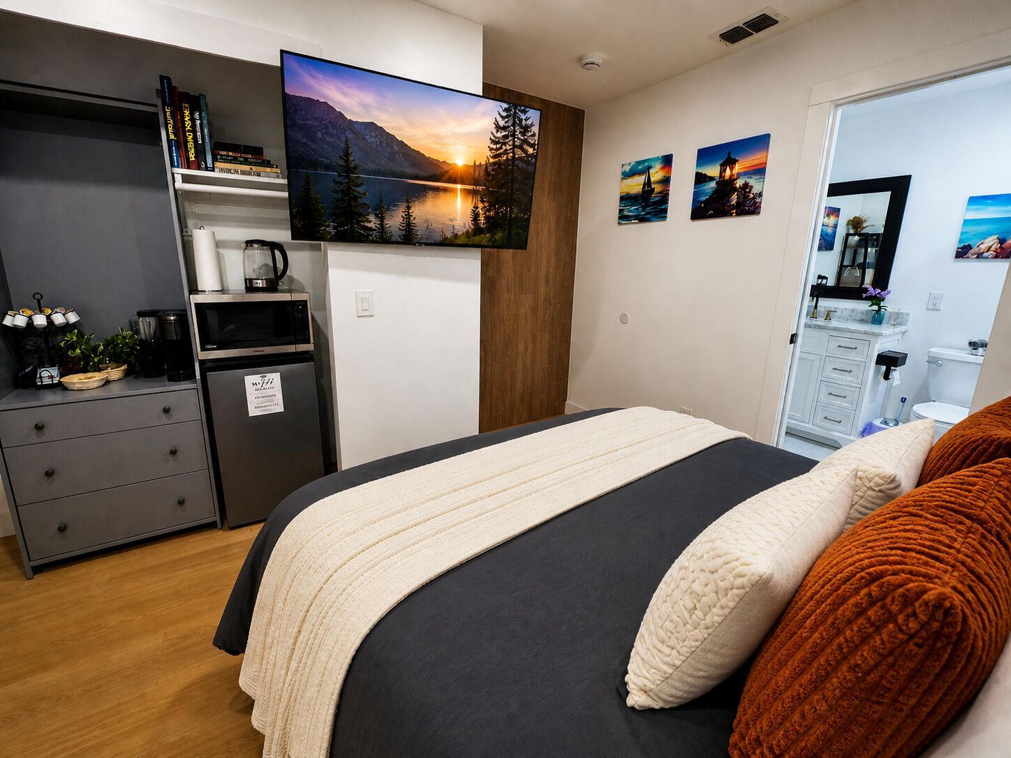 Een strijkplank/strijkijzer, wifi, beddengoed