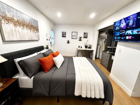 1 bedroom, iron/ironing board, WiFi, bed sheets. Quiet Private Suite • Keyless Entry • Near Downtown Sacramento