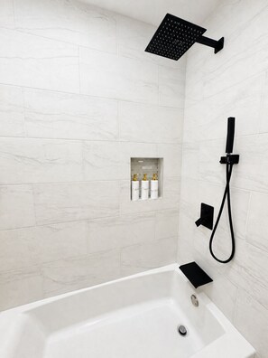 Secadora de cabello, toallas, jabón, papel de baño