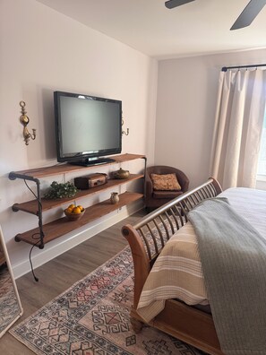 Tabla de planchar con plancha, wifi, ropa de cama