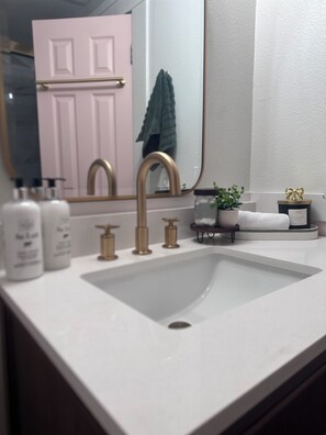 Bathroom - Quaint 2-bedroom cottage in charming Lodi (Lodi)