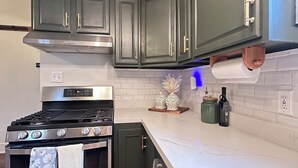 Coffee/tea maker, fridge, microwave, oven - Quaint 2-bedroom cottage in charming Lodi (Lodi)