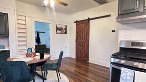 Coffee/tea maker, fridge, microwave, oven - Quaint 2-bedroom cottage in charming Lodi (Lodi)