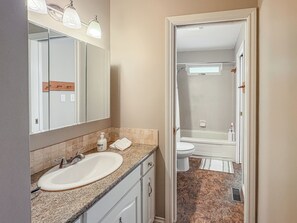 Shower, hair dryer, towels, soap - Cozy 4BR Stay near Heritage Park Mission (Mission)