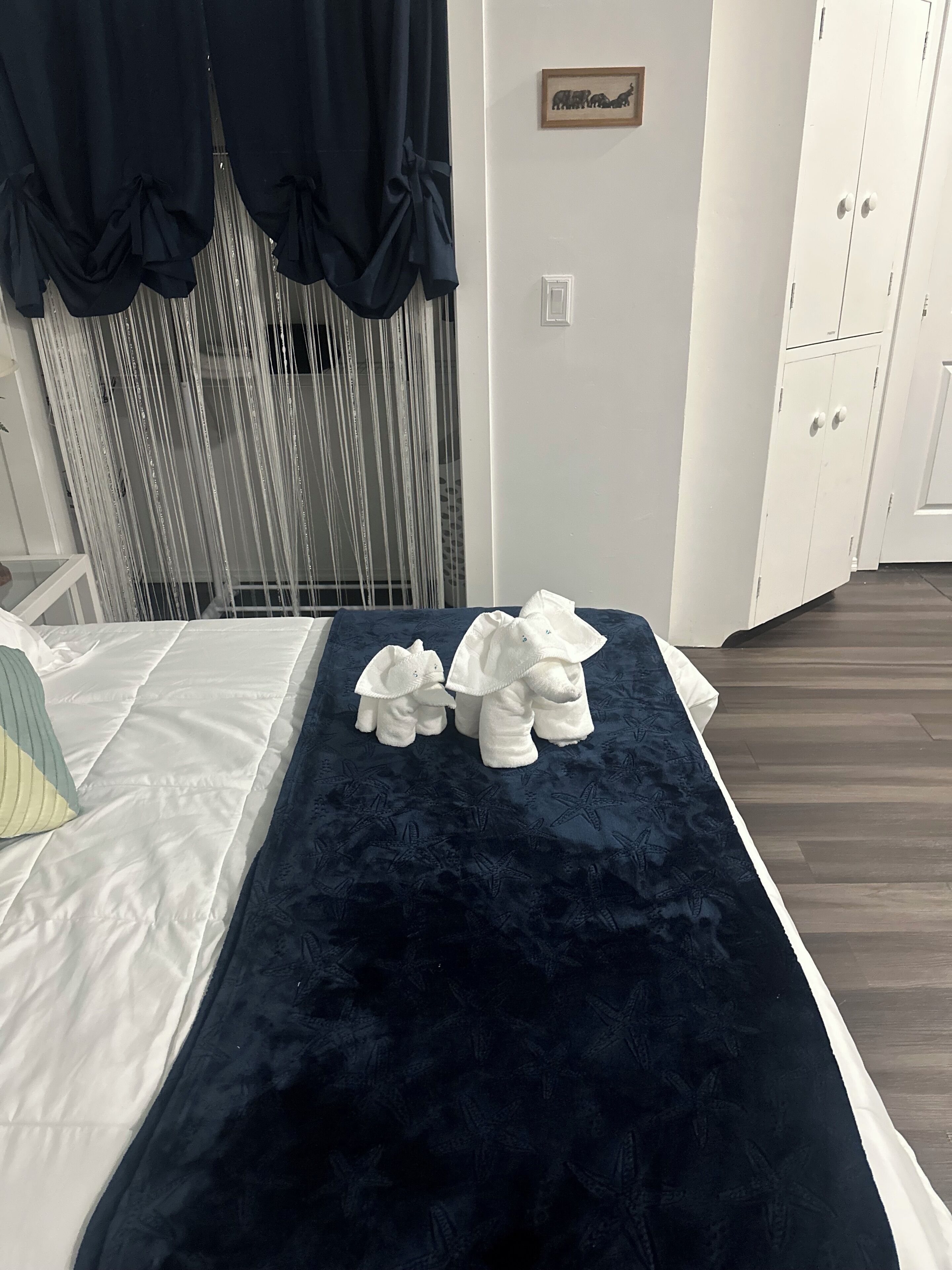 Tabla de planchar con plancha, wifi gratis y ropa de cama 