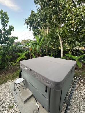 Outdoor spa tub - Soothing studio with AC in lovely Naples, just minutes from the beach. (Naples)