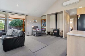 Interior - Fairway Cottage (Hanmer Springs)