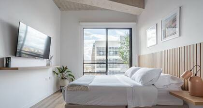 Modern loft w/ balcony, skyline view & equipped kitchen