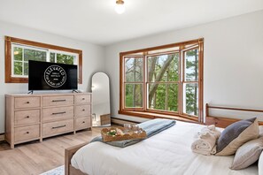 4 bedrooms, iron/ironing board, Internet - Northlight Lodge | Dual-Lake Sanctuary (Traverse City)
