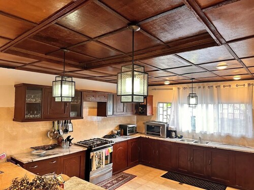 Peaceful 5-bedroom house with AC in charming Thinker's Village, Paynesville