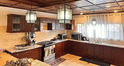 Peaceful 5-bedroom house with AC in charming Thinker's Village, Paynesville