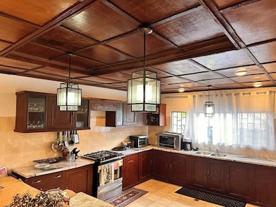 Peaceful 5-bedroom house with AC in charming Thinker's Village, Paynesville
