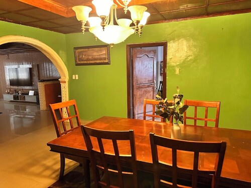 Peaceful 5-bedroom house with AC in charming Thinker's Village, Paynesville