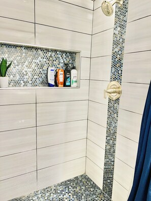 Hair dryer, towels, soap, toilet paper - Prime location - Comfy - Guest Suite - Spacious (Shawnee)
