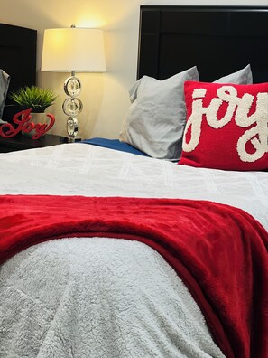 Iron/ironing board, WiFi, bed sheets - Prime location - Comfy - Guest Suite - Spacious (Shawnee)