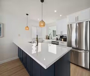 Private kitchen - Oceanfront Duplex in Oceanside with private beach (Oceanside)