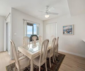Dining - Oceanfront Duplex in Oceanside with private beach (Oceanside)