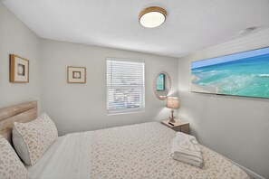 Room - 2-bedroom house in soothing Tampa with cool AC for relaxing stays (Tampa)