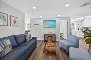 Living area - 2-bedroom house in soothing Tampa with cool AC for relaxing stays (Tampa)