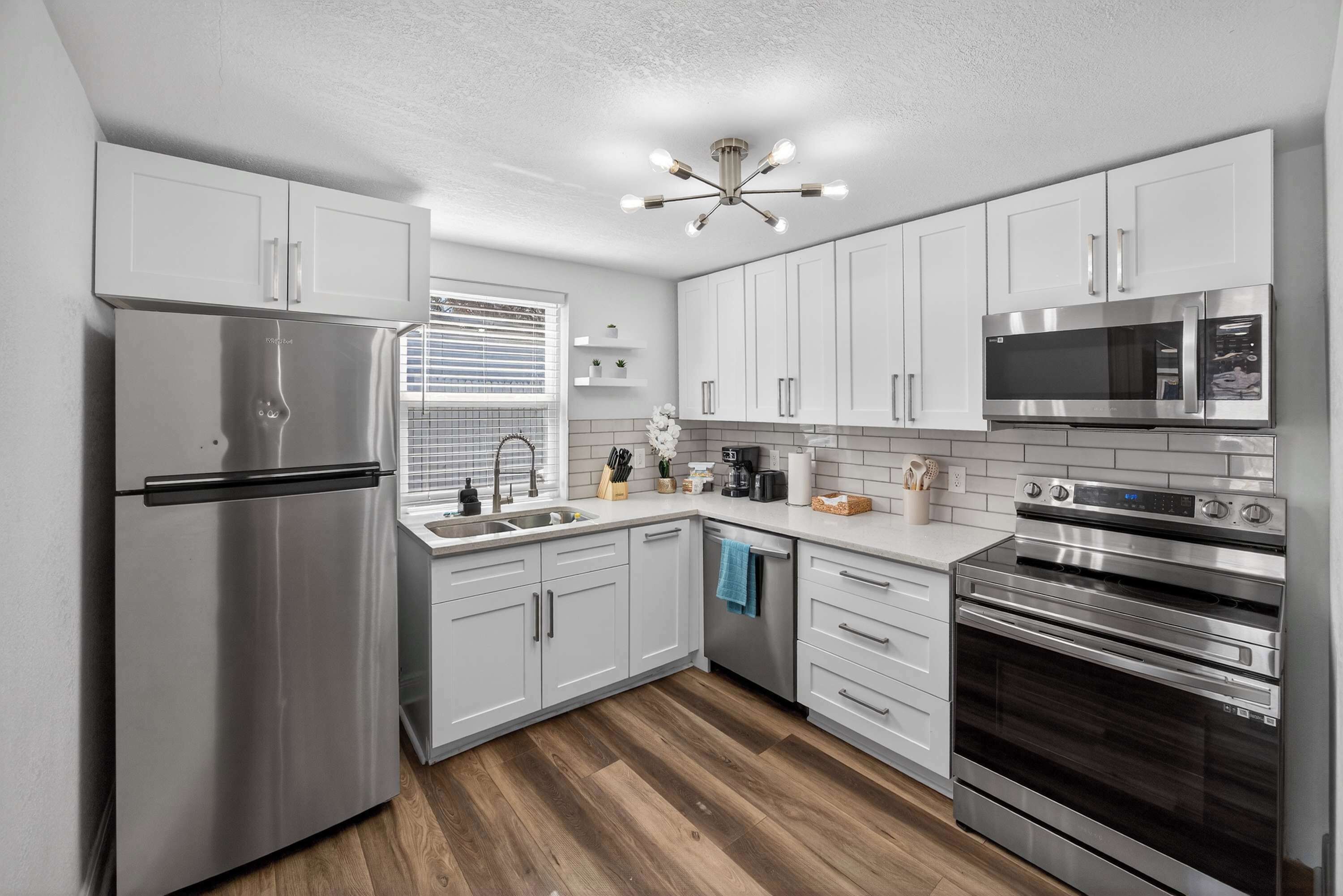 Coffee/tea maker, fridge, microwave, stovetop