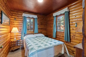 Room - Cabin #4 - Half Moon Resort (Emily)