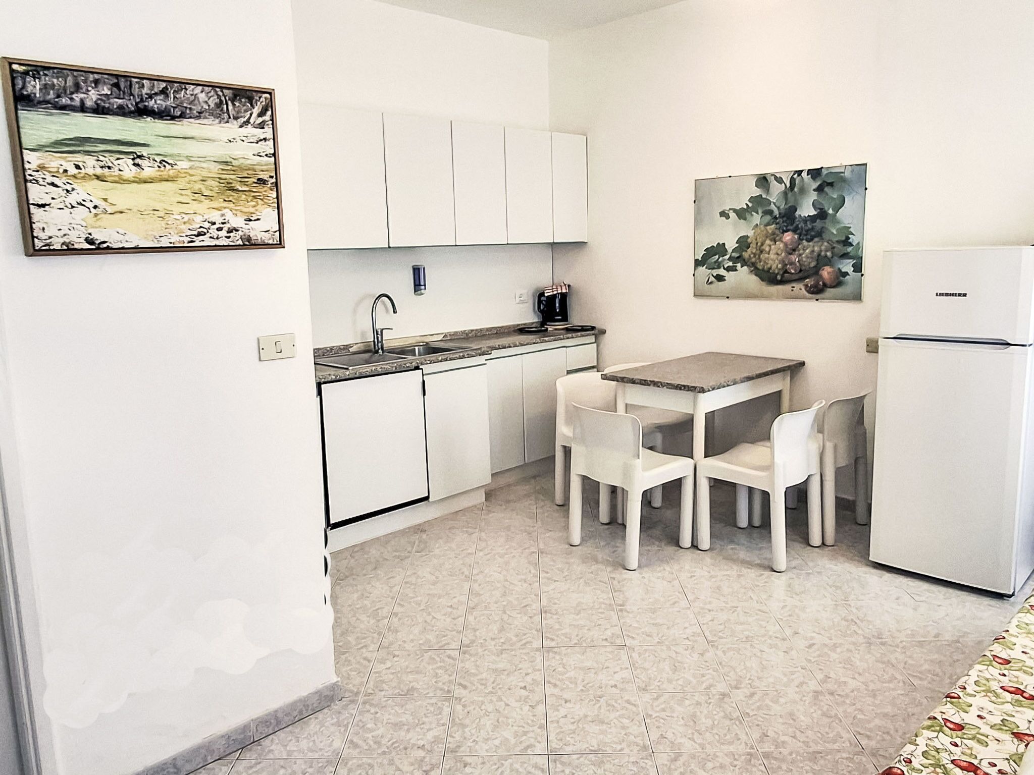 Fridge, cookware/dishes/utensils