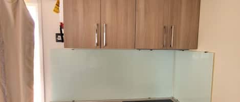 Jääkaappi, keittoastiat/astiat/ruokailuvälineet