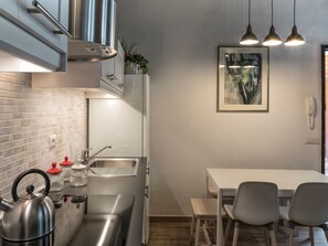 Kühlschrank, Ofen, Geschirrspüler, Kochgeschirr/Geschirr/Besteck