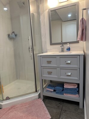 Douche, sèche-cheveux, serviettes fournies, savon