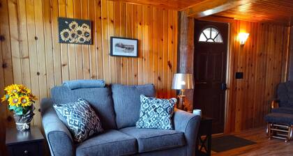 Peaceful 2 Acre Farmhouse : Family Friendly