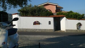 Exterior - Cottage 'Red 5' mit Blick aufs Wasser by Interhome (Imperia)
