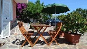 Outdoor dining - Cottage 'Red 5' mit Blick aufs Wasser by Interhome (Imperia)